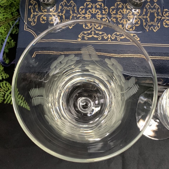 Stunning set of 4 floral and fern etched glass wine / water goblets - Picture 9 of 11